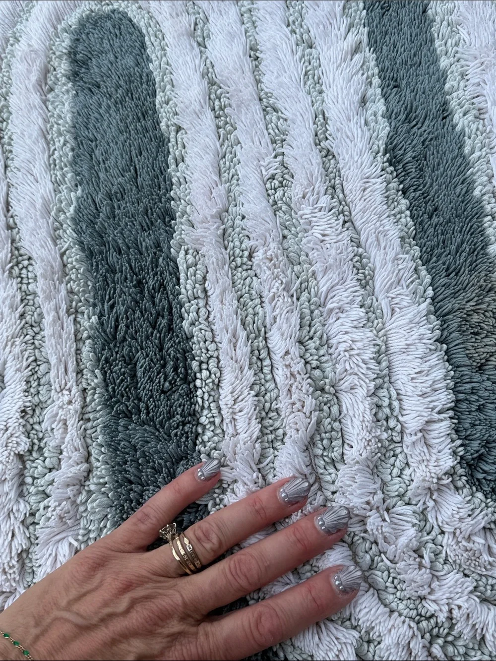 WEST ELM SWOOSH Gray and White Wave-Pattern Bath Mat